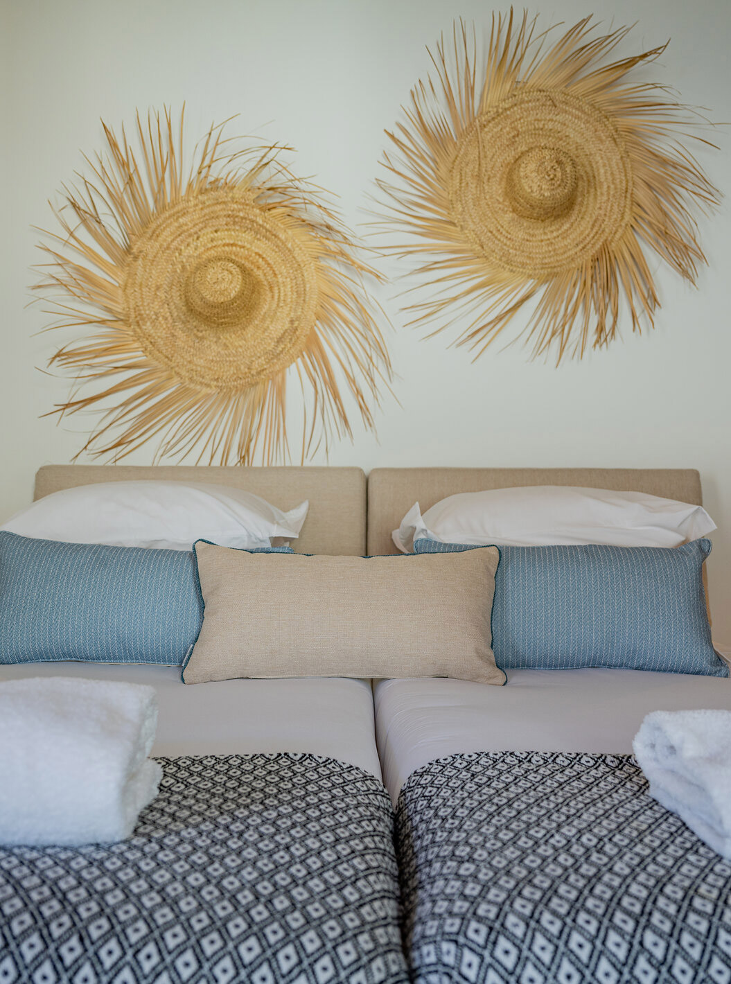 La Superior Green Villa de Pestana Comporta Village Residences tiene una cama doble con decoración de paja en la pared